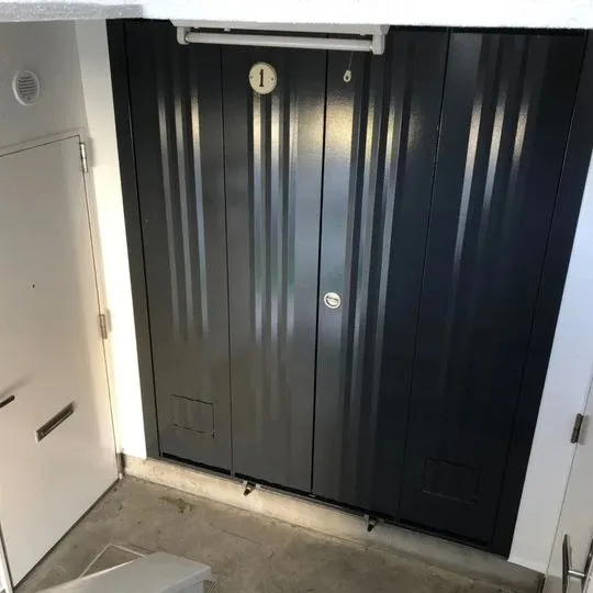 集合住宅の階段踊り場鉄部塗装工事